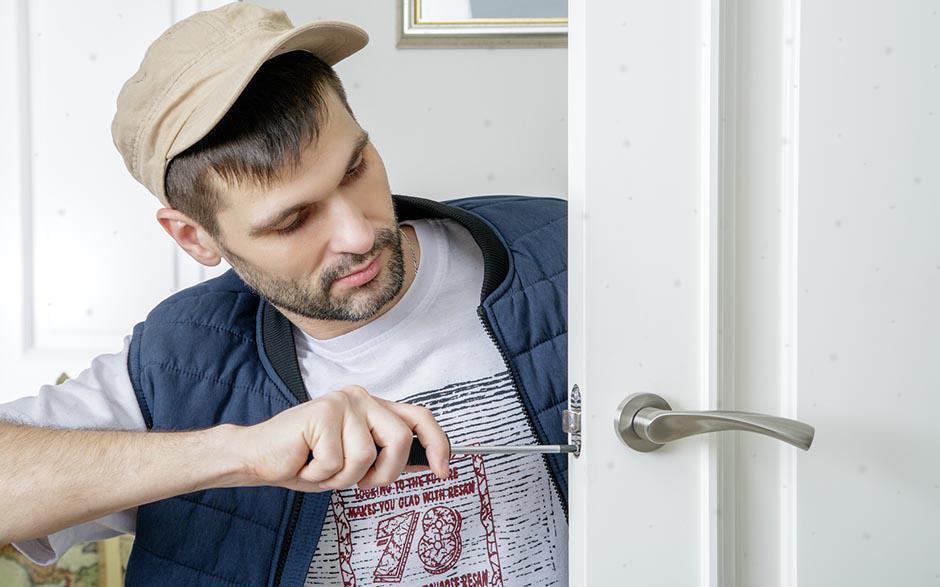 ouvrir une porte Stains