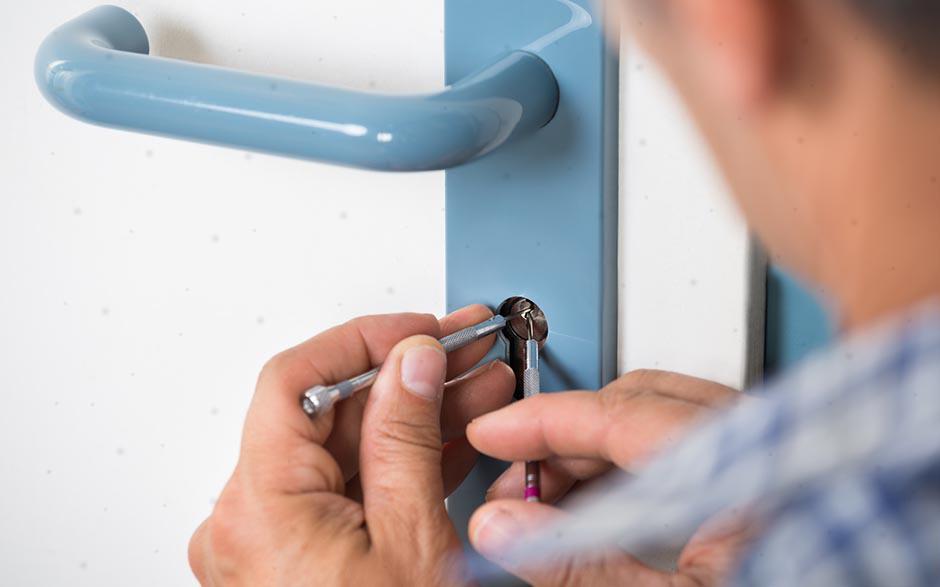  ouvrir une porte Stains
