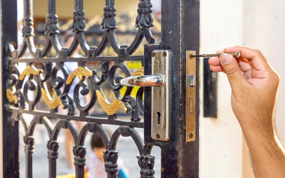 ouvrir une porte Stains