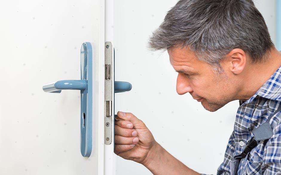  ouvrir une porte Stains